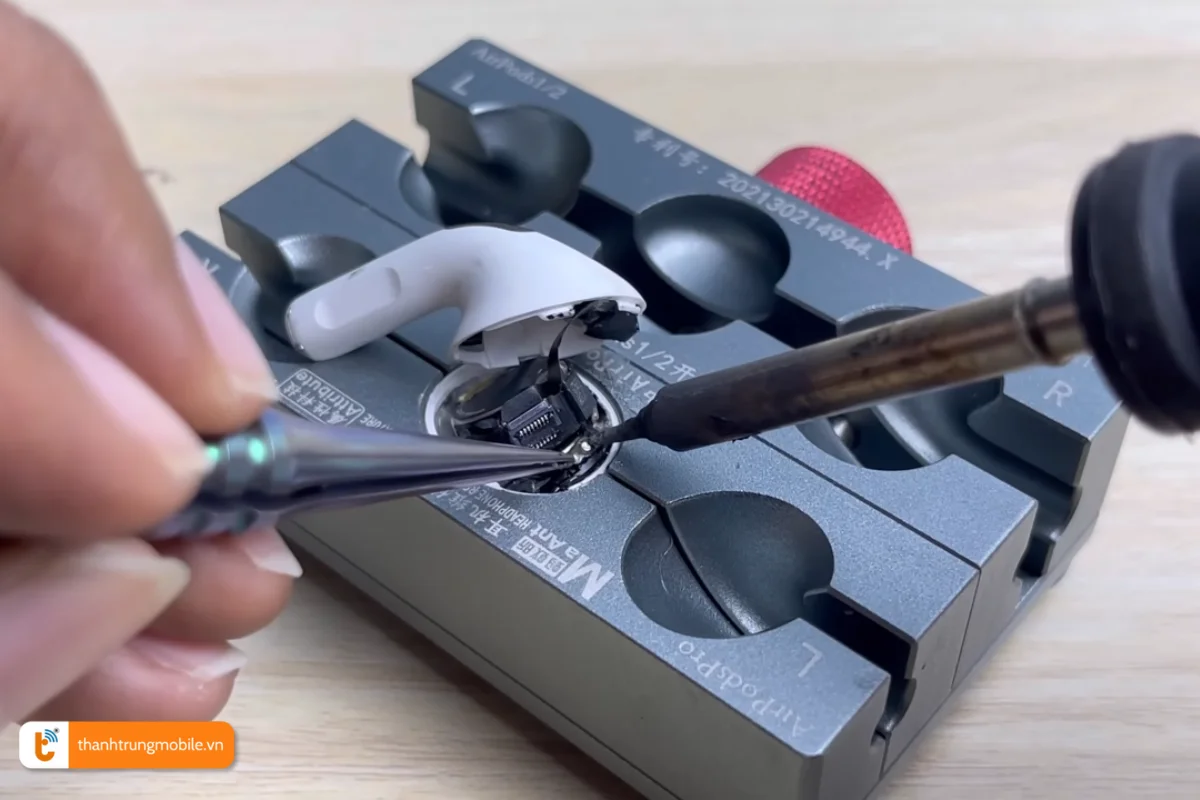 Thay loa mới cho AirPods Pro