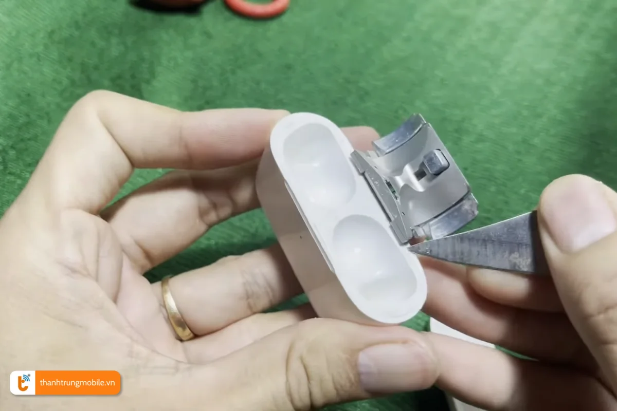 Thay vỏ dock sạc AirPods Pro 2