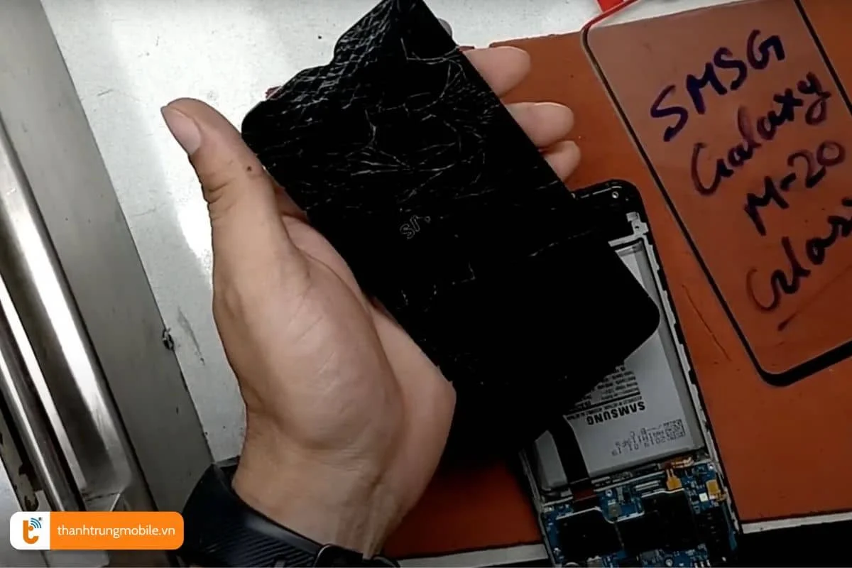 Tien hanh thay mat kinh samsung m20 moi