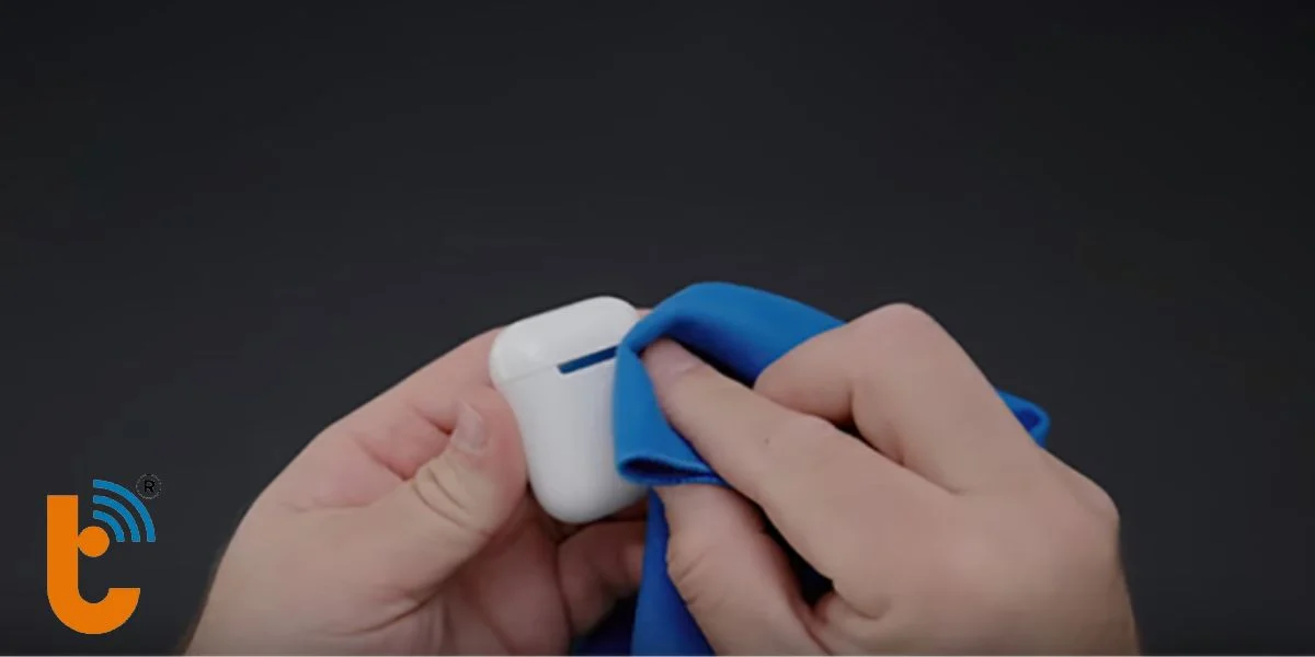 Vệ sinh AirPods thường xuyên