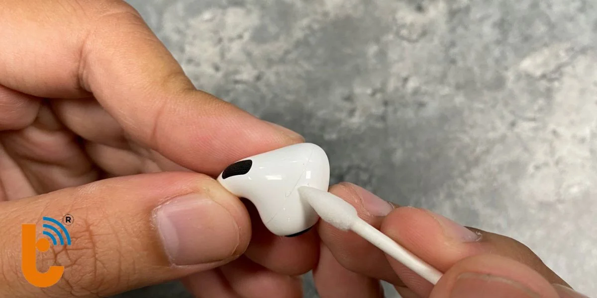 Vệ sinh AirPods