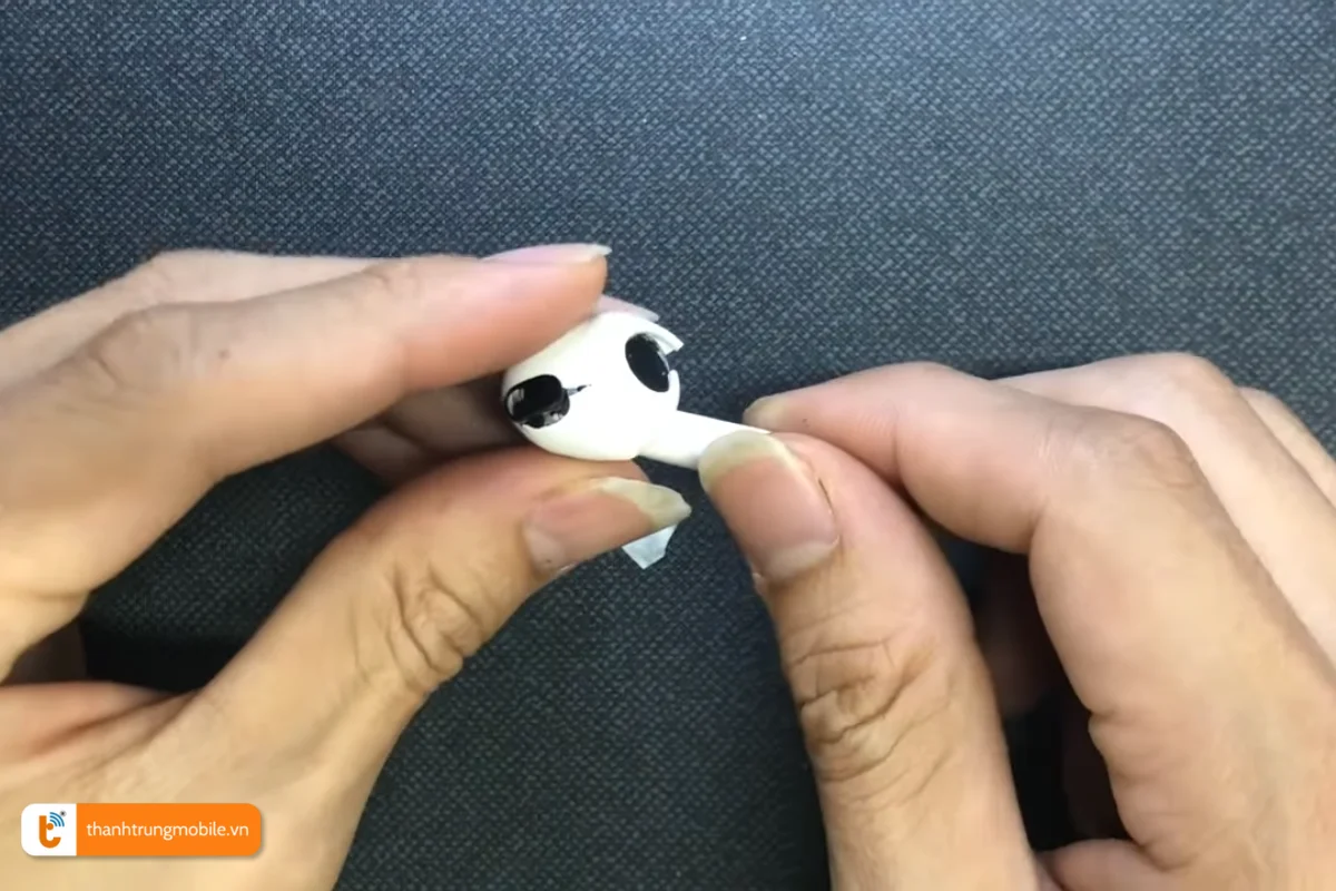 Vỏ tai nghe AirPods 3 bị hư hỏng cần thay mới