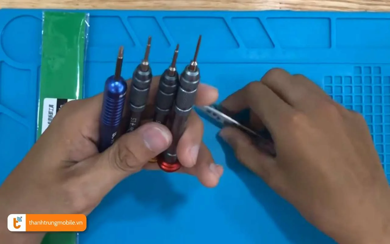 bo dung cu de thay pin dien thoai tai nha