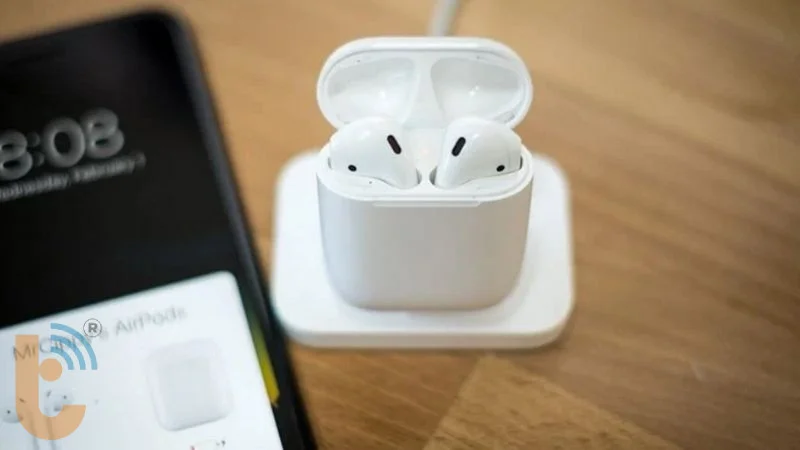 Mở nắp hộp sạc và để gần thiết bị