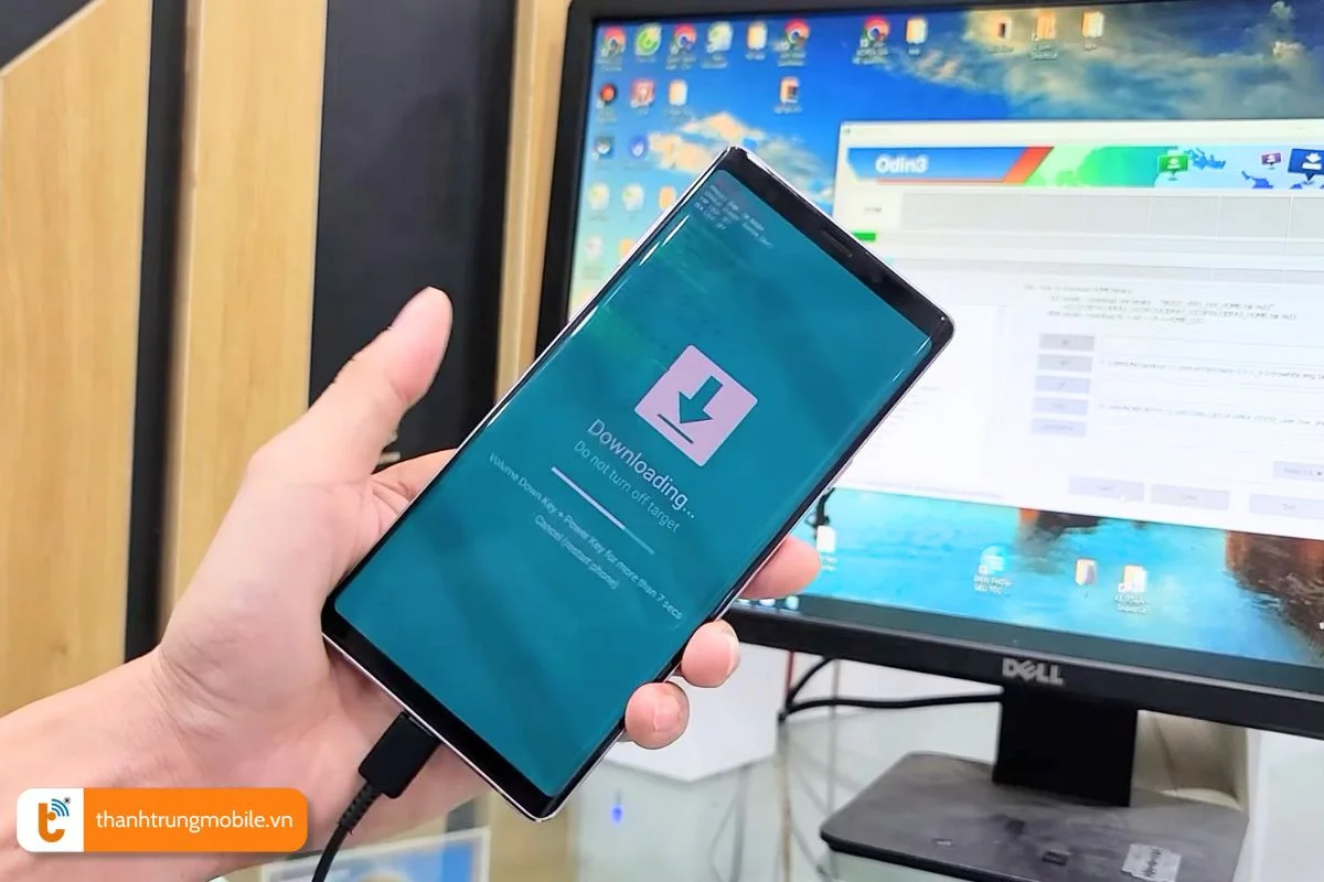 Bật PC Suite > chọn “Cập nhật phần mềm” > chọn phiên bản phần mềm mới nhất > “Tải xuống”.