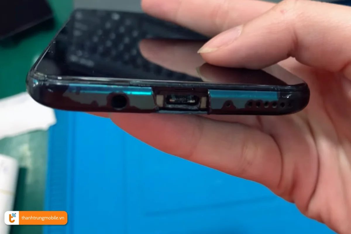 Chân sạc Vsmart Live bám bụi bẩn bị kết nối kém