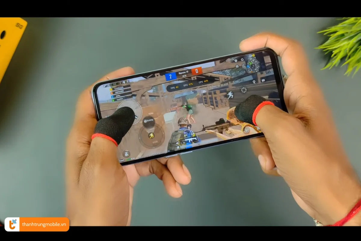 Chơi game thời gian dài cũng là một nguyên nhân gây chai pin Realme 9i