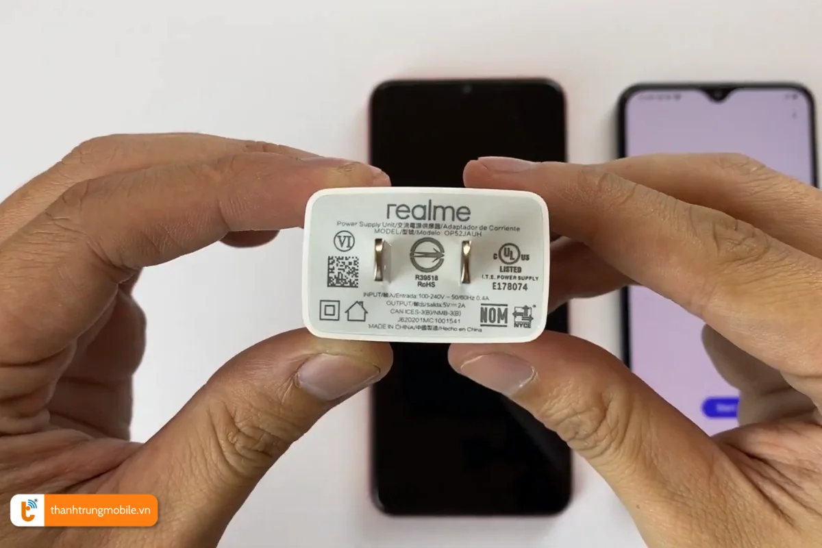 Cục sạc chính hãng giúp đảm bảo an toàn khi sạc pin Realme C12