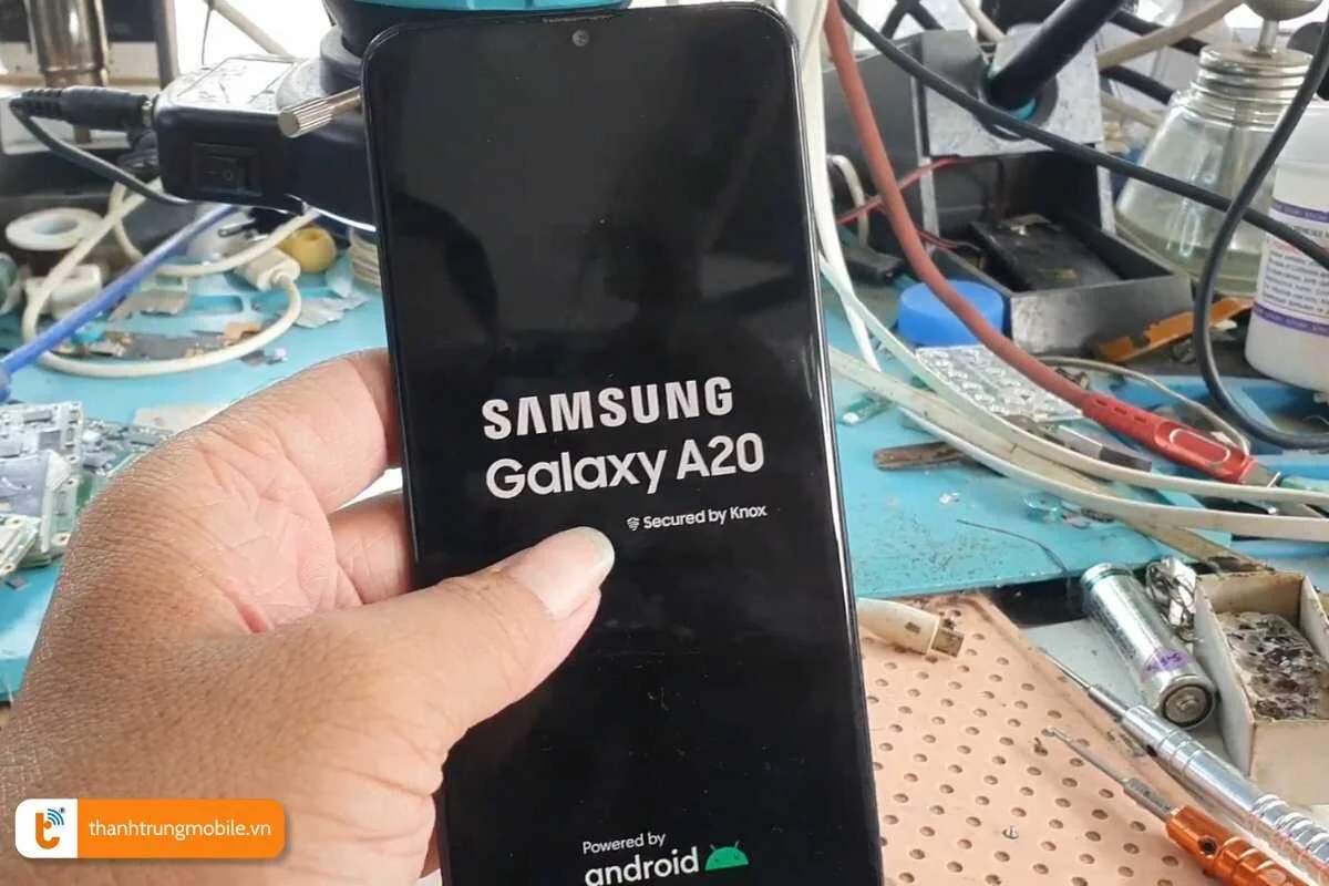 dien thoai samsung a20 bi treo may treo logo