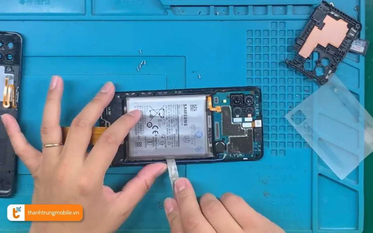 huong dan cach thao pin dien thoai samsung an toan