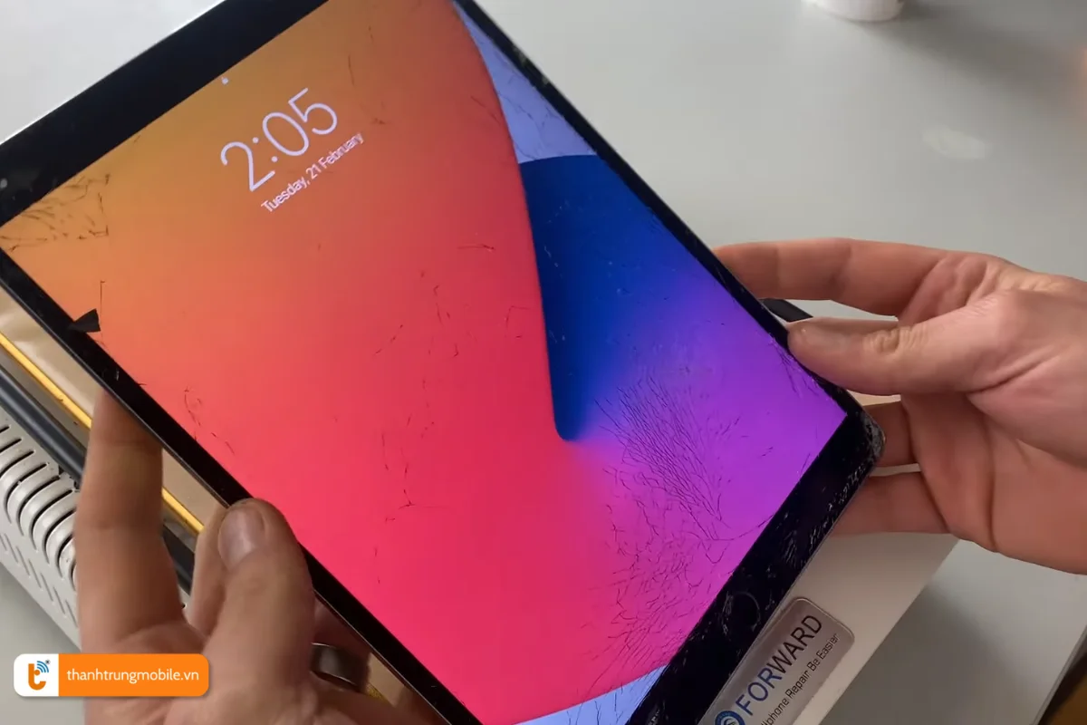iPad Pro 10.5 bị nứt vỡ mặt kính nặng cần thay mới