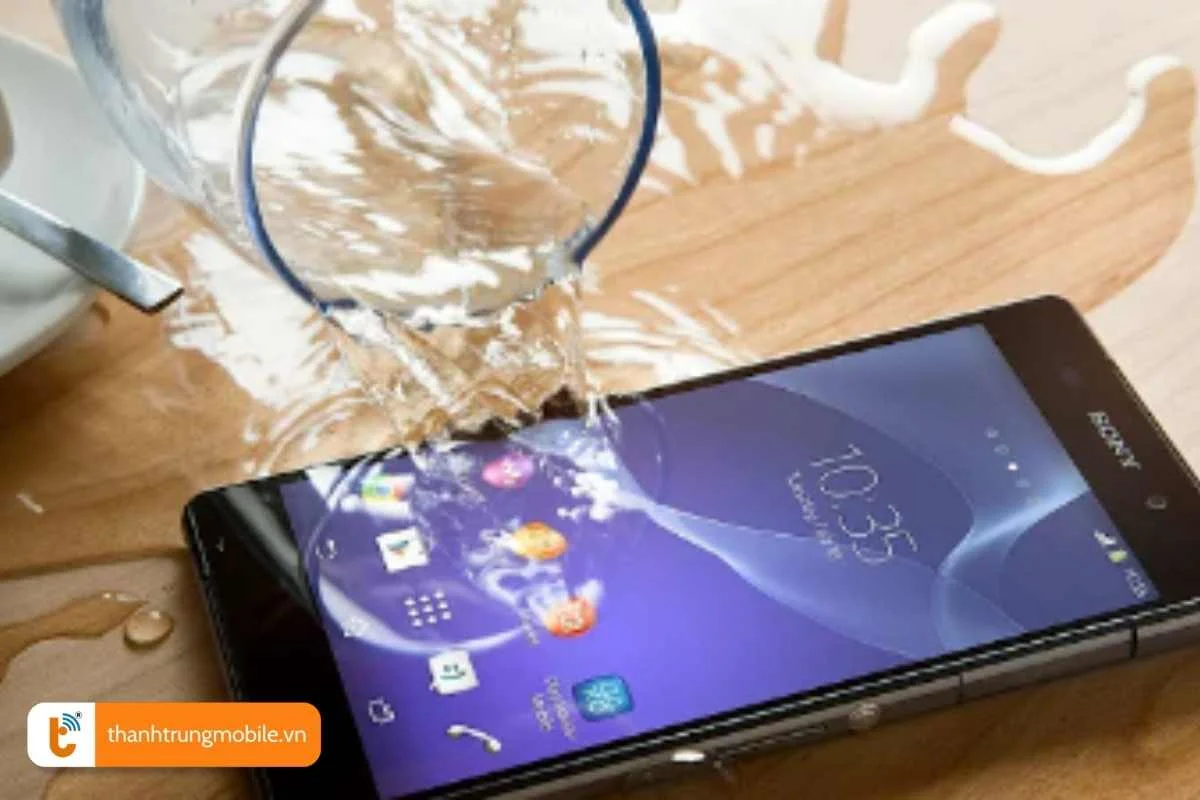 khong de man hinh tiep xuc voi moi truong am uot