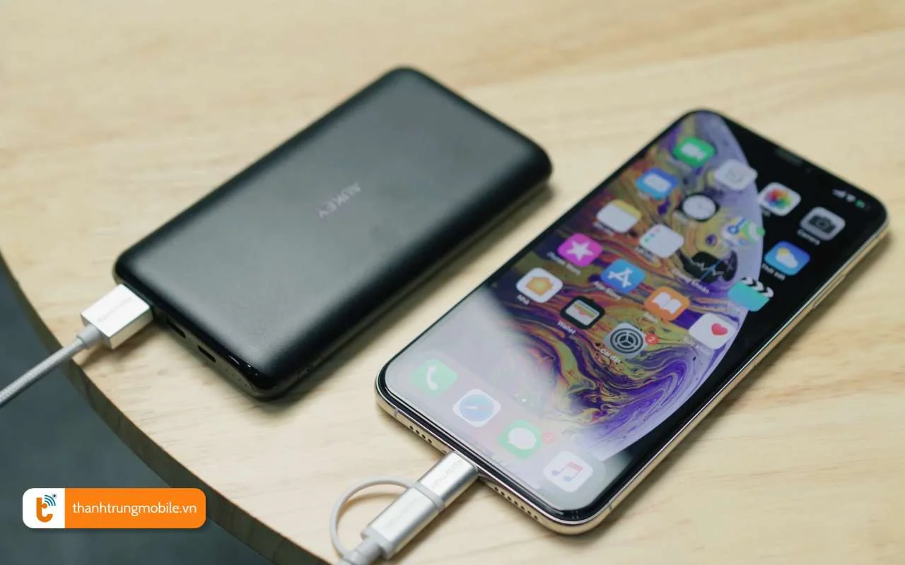 khong sac pin cho smartphone 8 tieng 3 lan