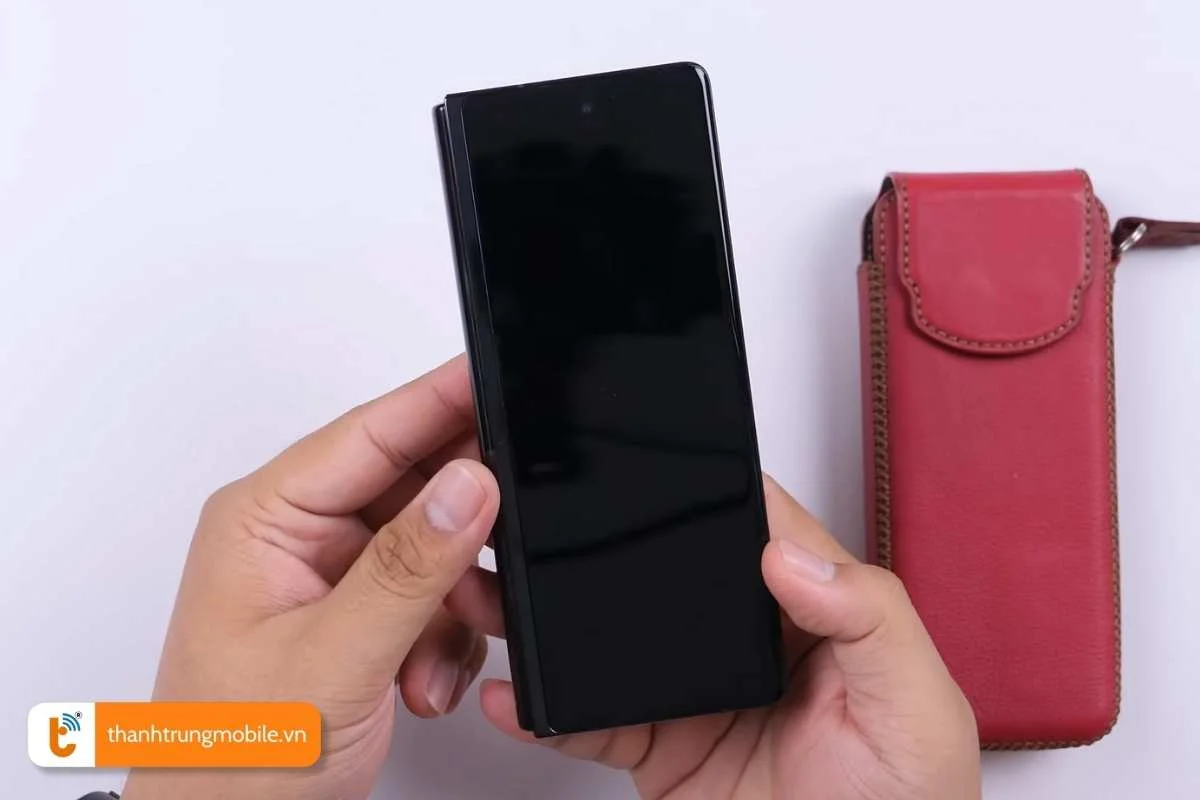 loi ich cua viec thay mat lung samsung galaxy z chinh hang