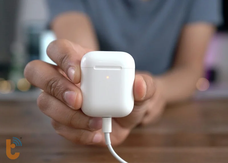 Đặt Airpods vào hộp sạc và kết nối nguồn điện