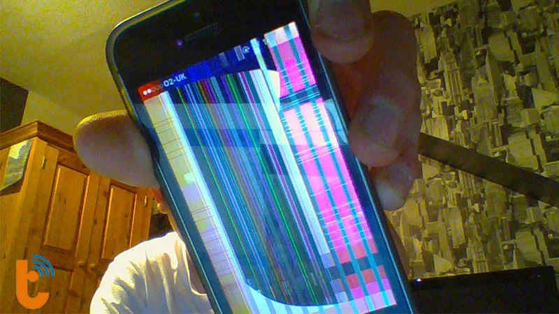 Màn hình điện thoại bị sọc nên cần được thay mới