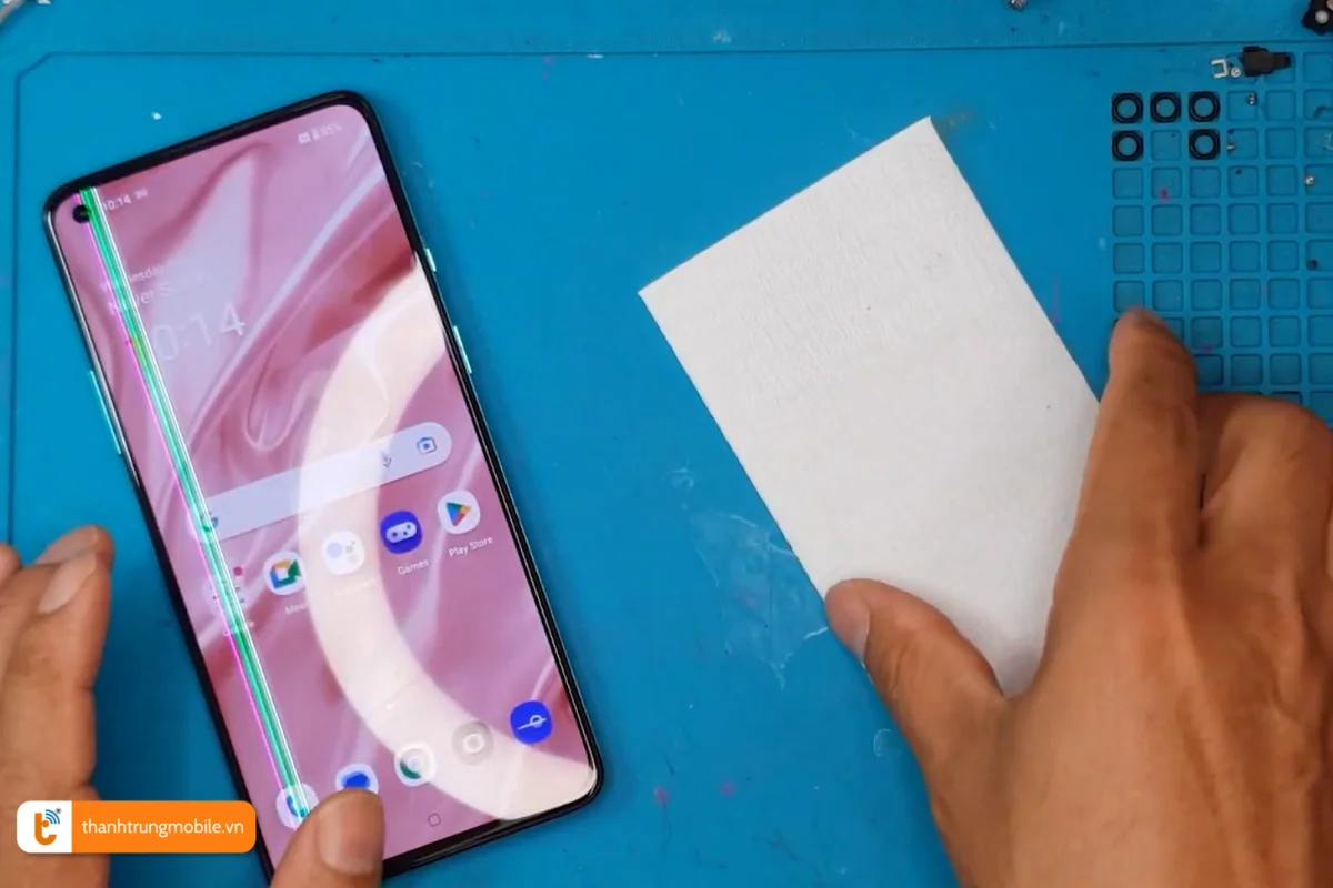 Màn hình OnePlus 8T bị sọc màu