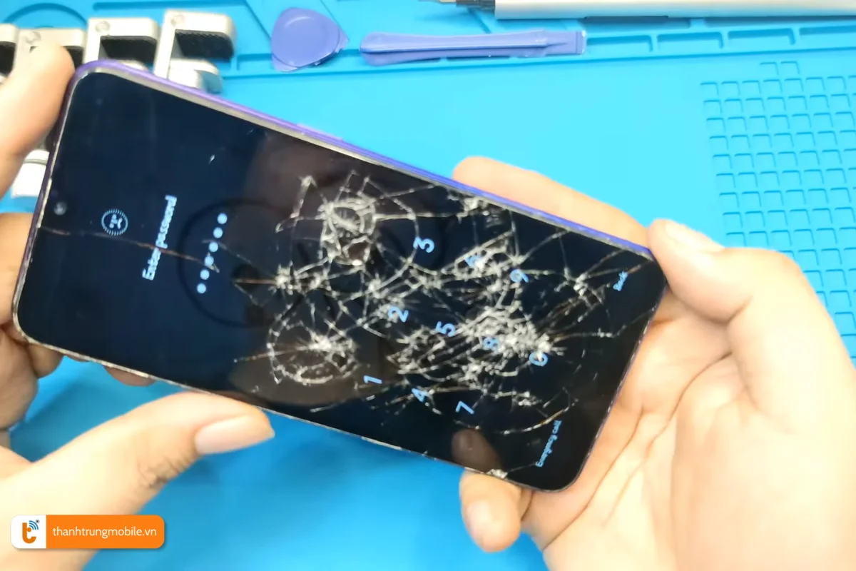 Màn hình Realme 5 Pro bị nứt vỡ nặng nề