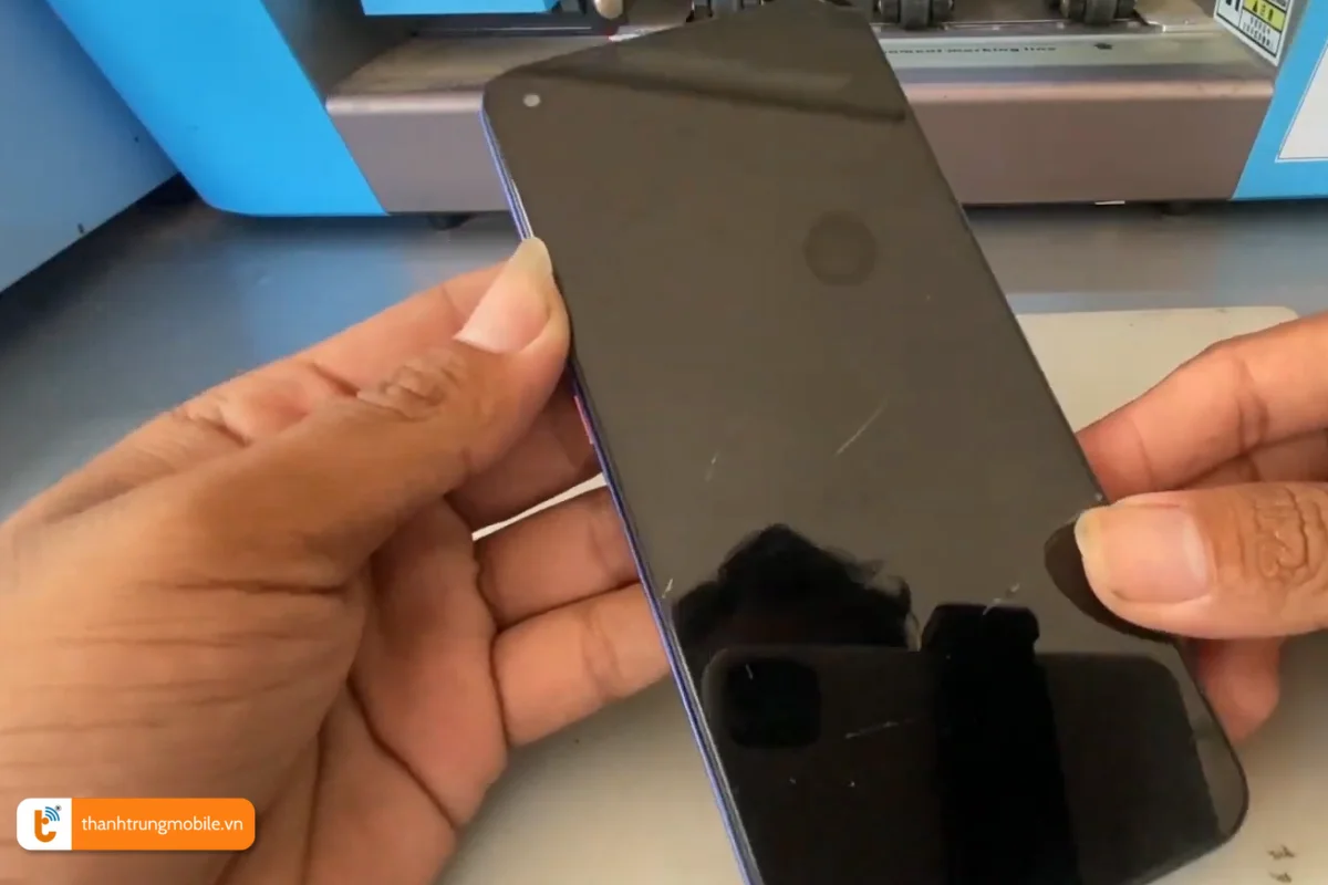 Màn hình Tecno Pova 2 bị xước nhẹ chỉ cần ép kính không cần thay màn