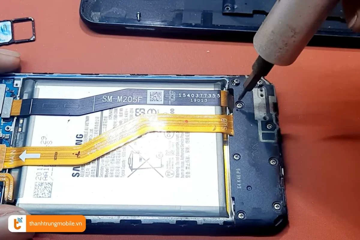 mang dien thoai samsung m20 den trung tam sua chua uy tin