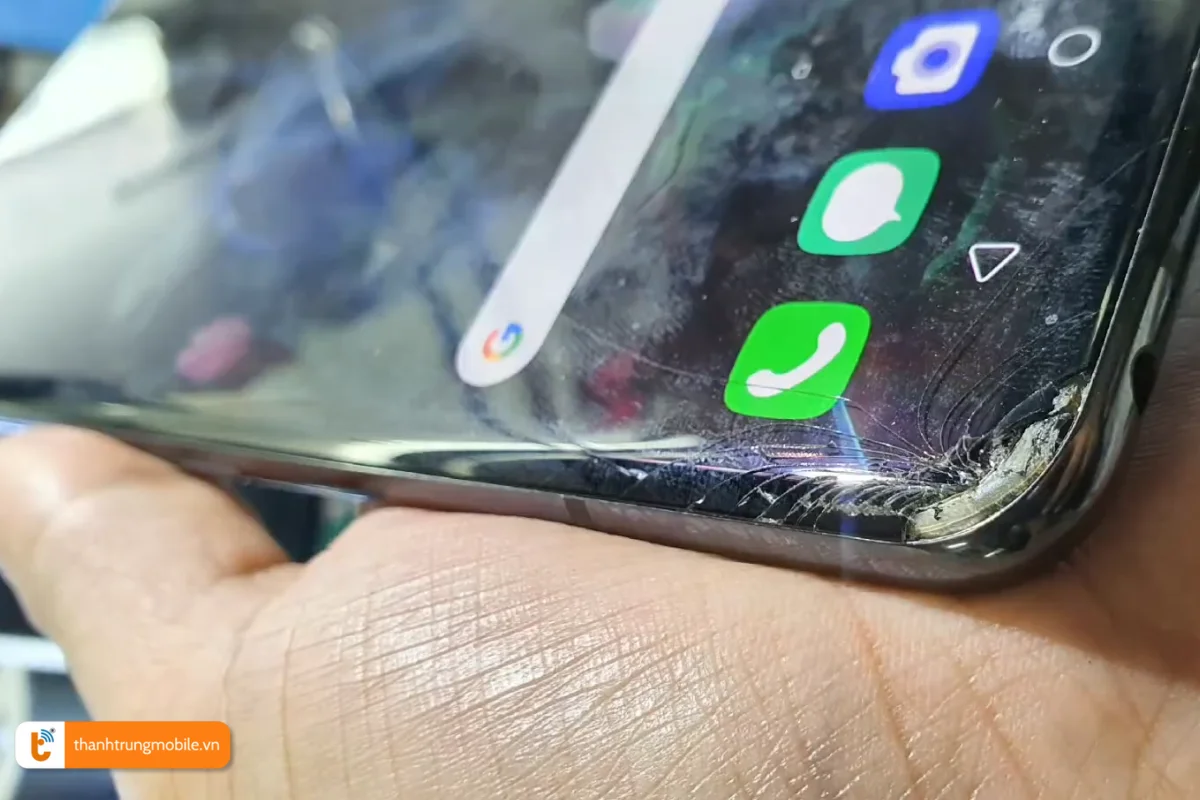 Mặt kính LG V50 nứt vỡ nặng nề cần thay mới