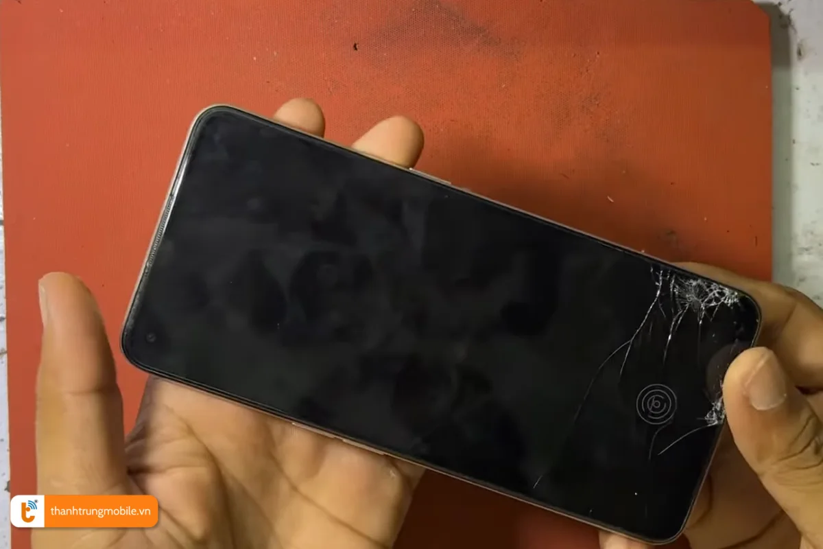 Mặt kính Realme 9 Pro nứt vỡ cần thay kính mới