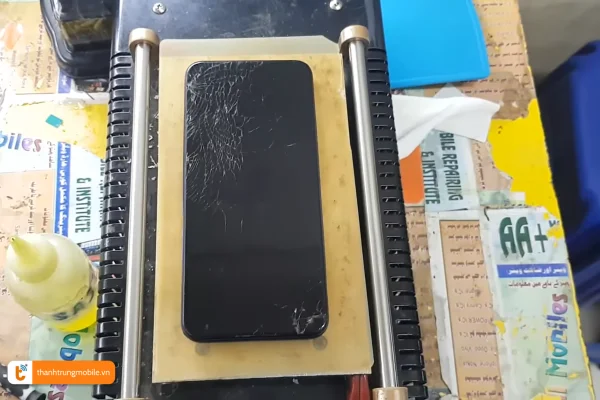 mat-kinh-realme-c17-bi-nut-vo-nang-can-thay-moi