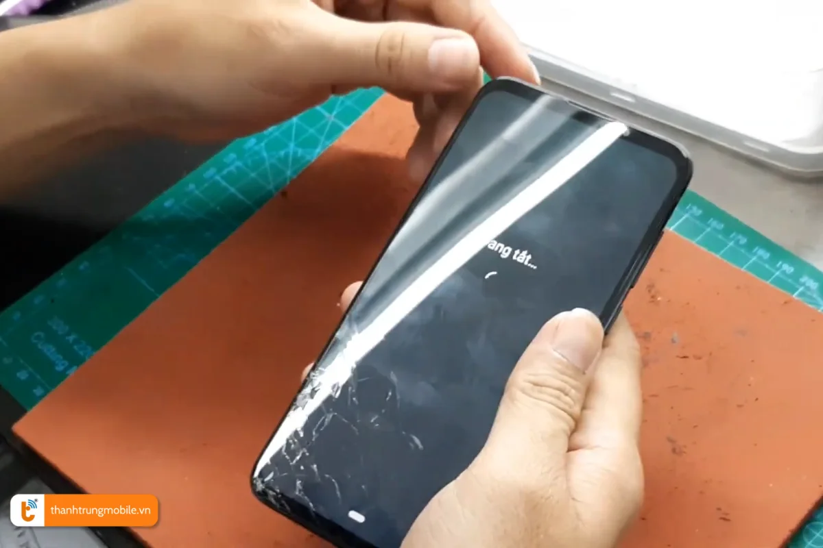 Mặt kính Vsmart Live bị nứt vỡ cần thay mới