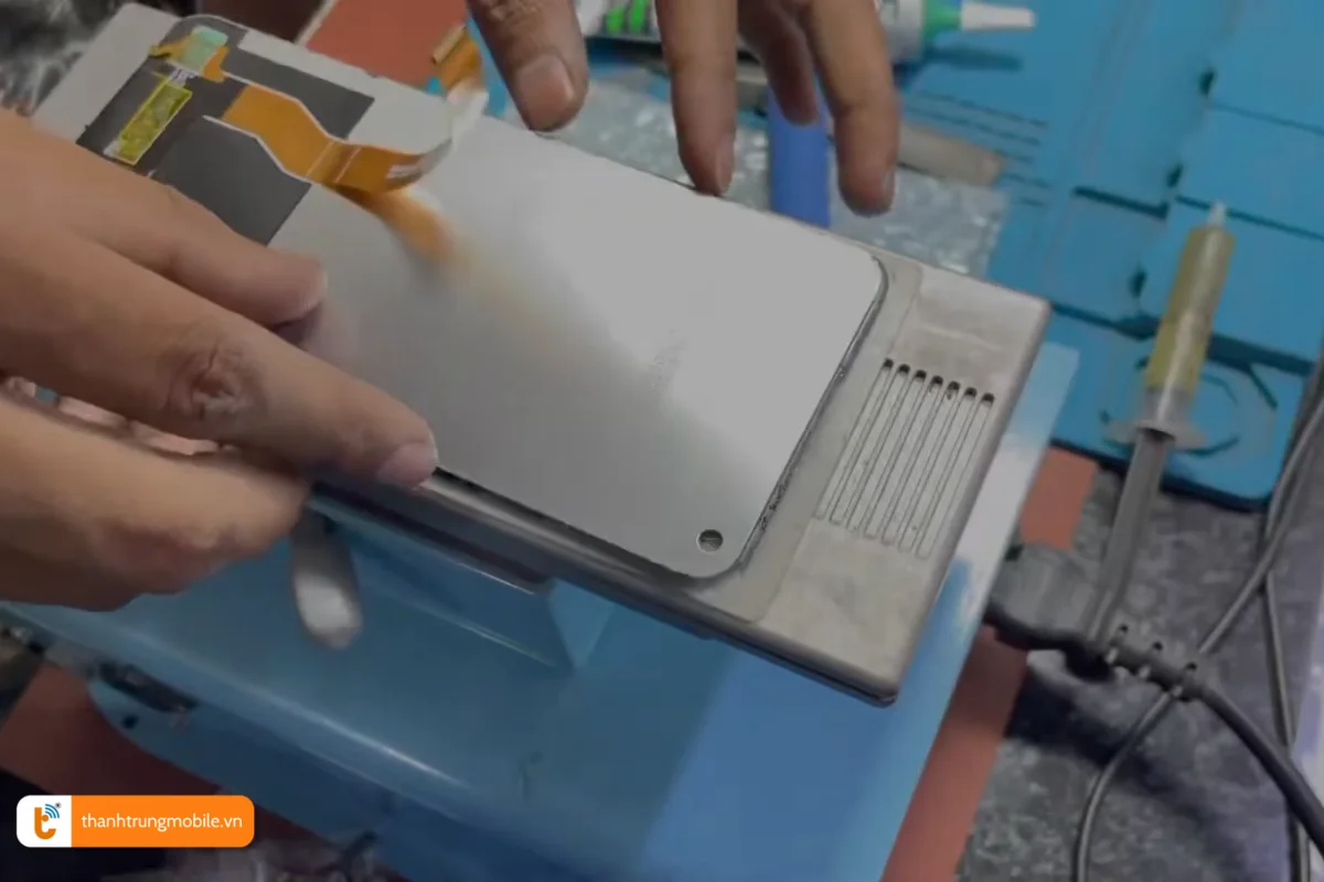 Quy trình ép kính điện thoại Realme 9 Pro tại Thành Trung Mobile