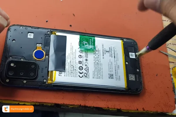 quy-trinh-ep-kinh-dien-thoai-realme-c17-tai-thanh-trung-mobile