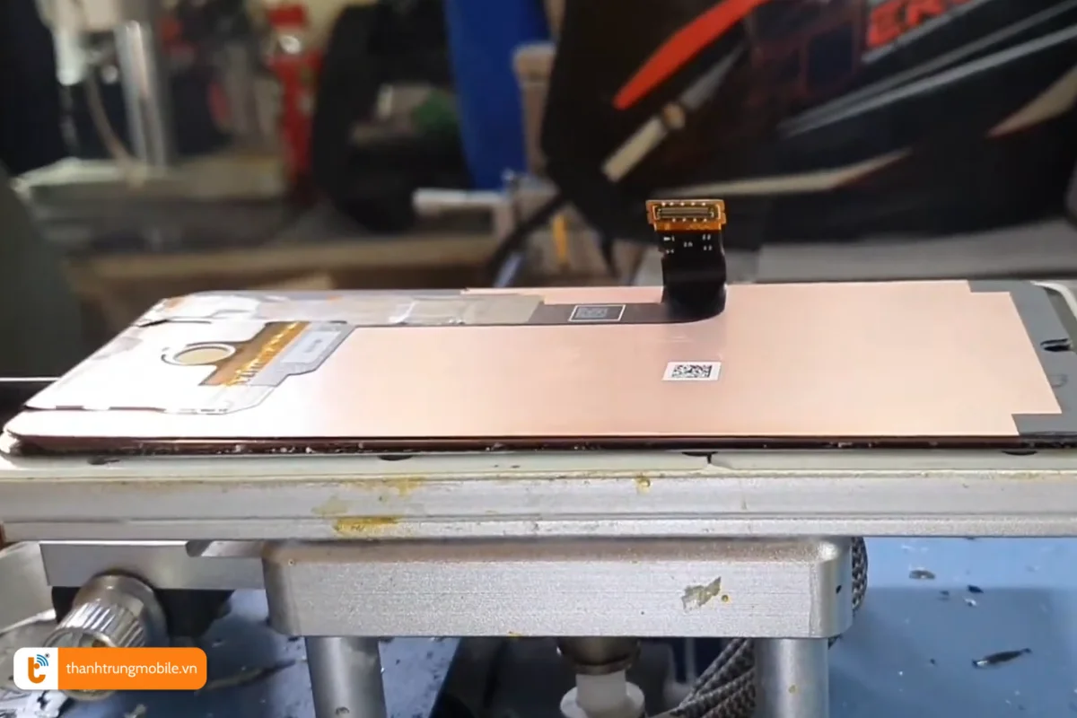 Quy trình ép mặt kính LG V50 chính hãng tại Thành Trung Mobile