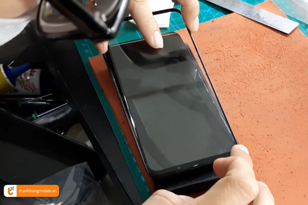 Quy trình ép mặt kính Vsmart Live tại Thành Trung Mobile