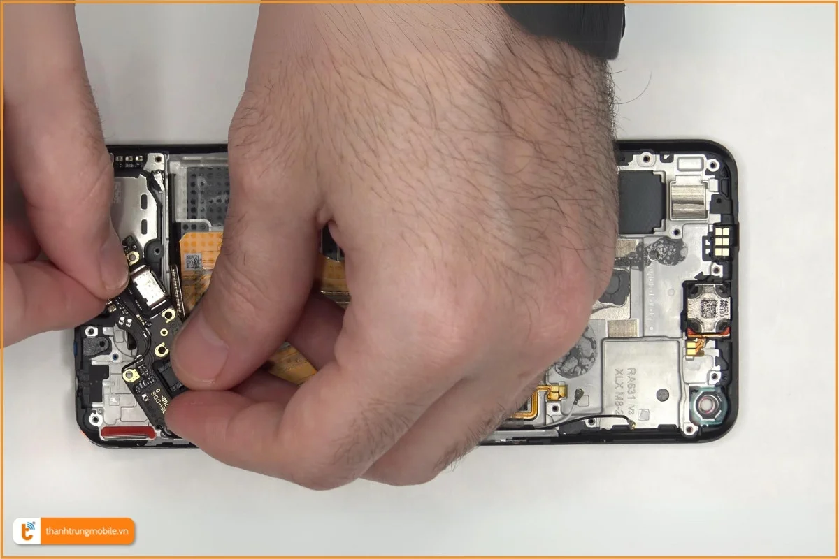 Quy trình thay chân sạc điện thoại Realme Q3 5G