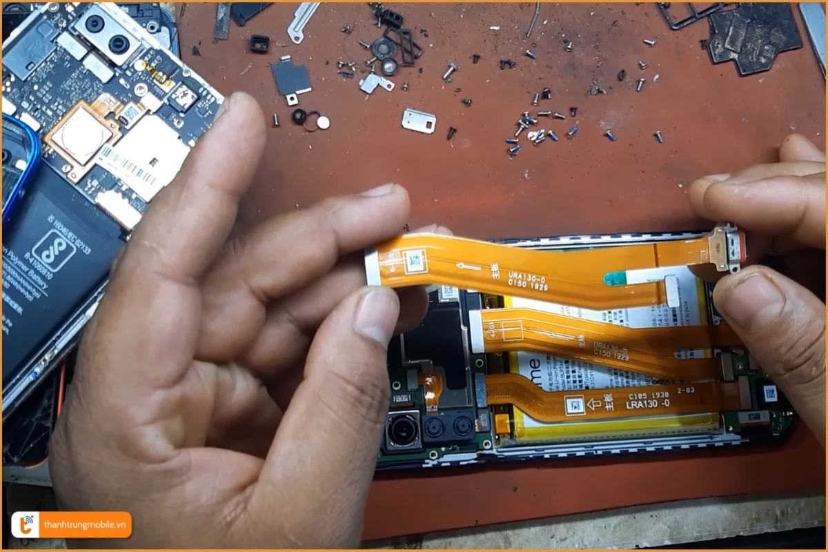Quy trình thay cổng sạc điện thoại Realme XT