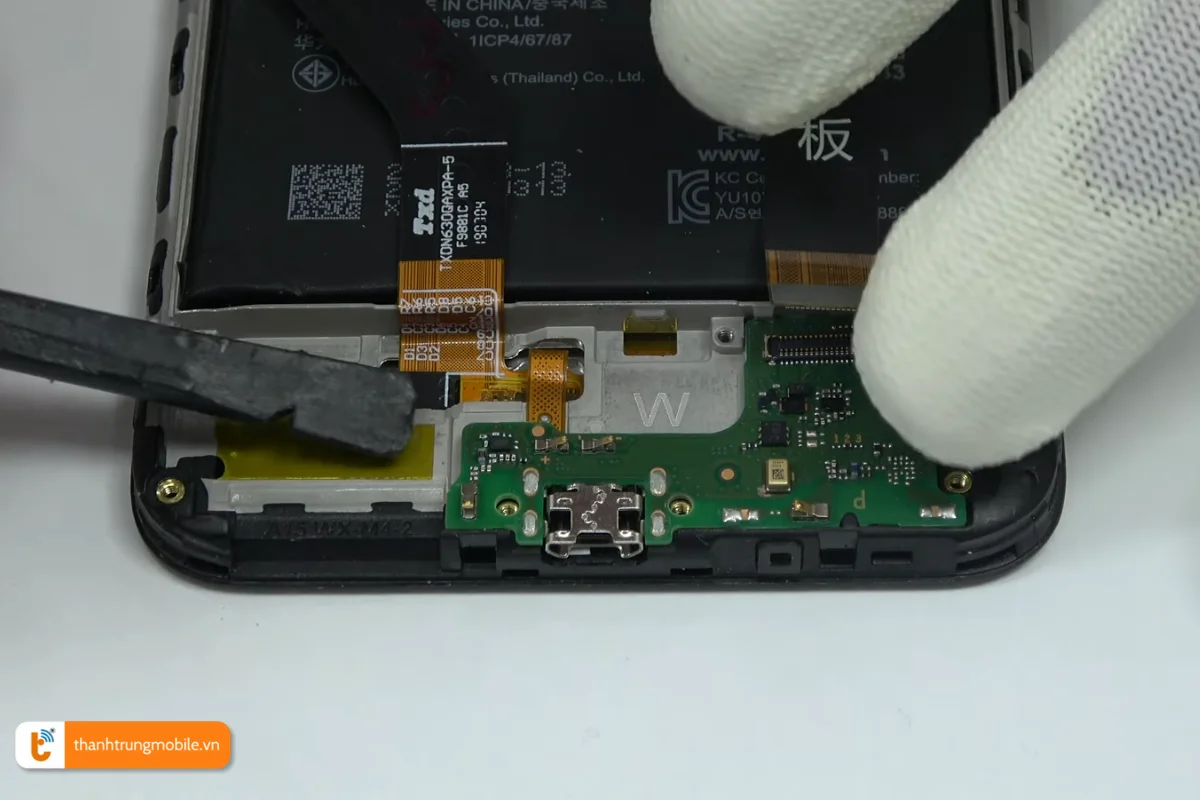 Quy trình thay cụm chân sạc Huawei Y7 chính hãng tại Thành Trung Mobile