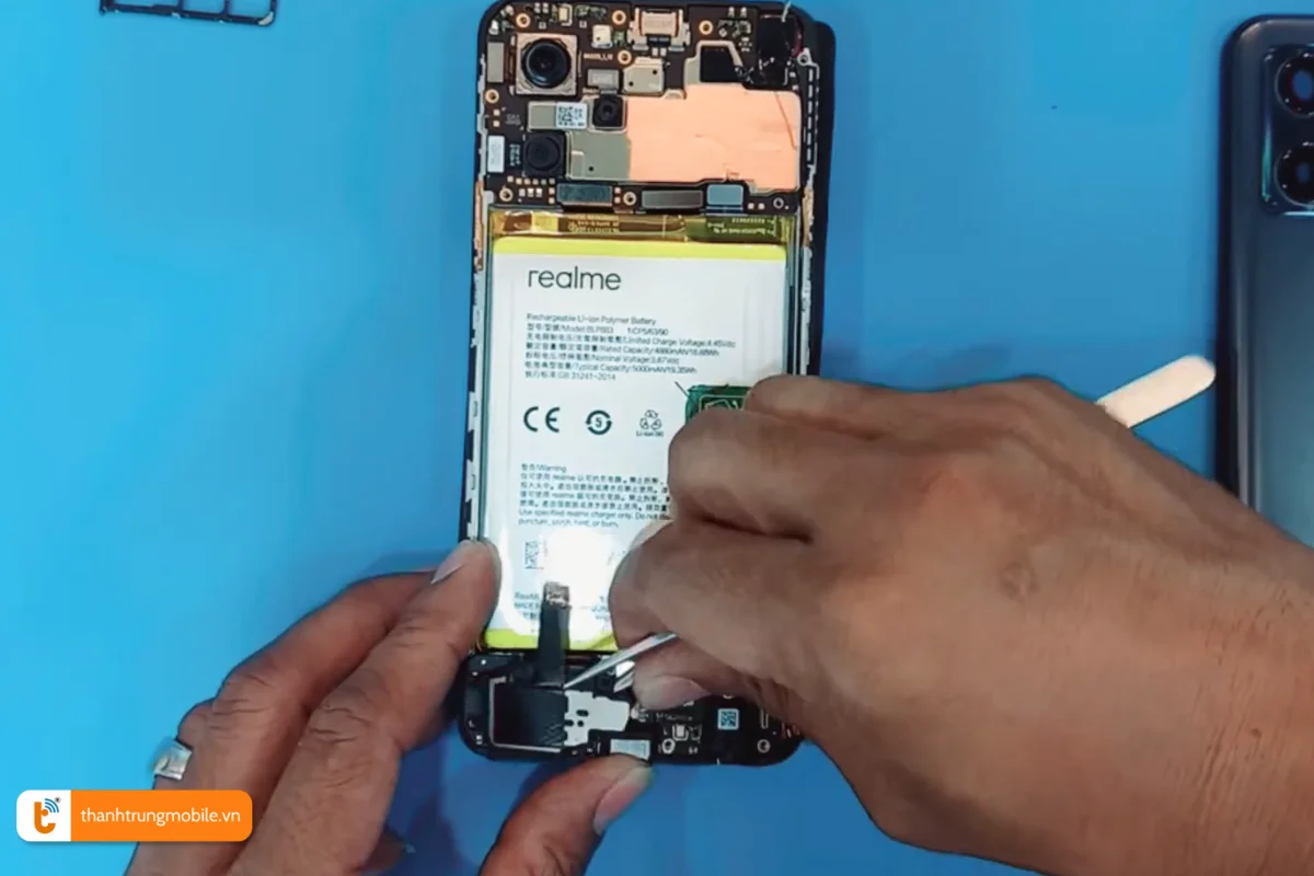 Quy trình thay cụm chân sạc Realme 9 Pro tại Thành Trung Mobile