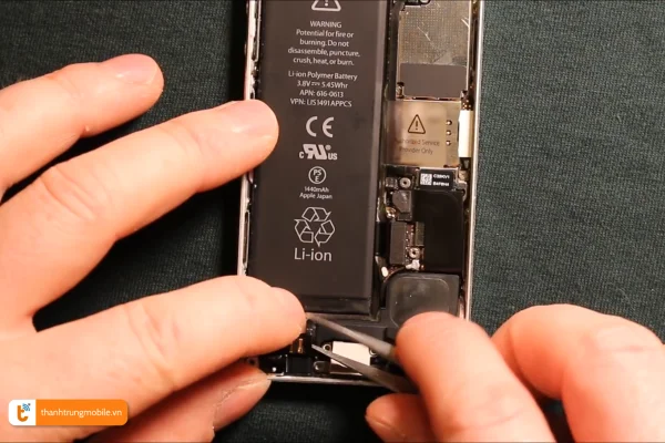 quy-trinh-thay-cum-sac-iphone-5-tai-thanh-trung-mobile