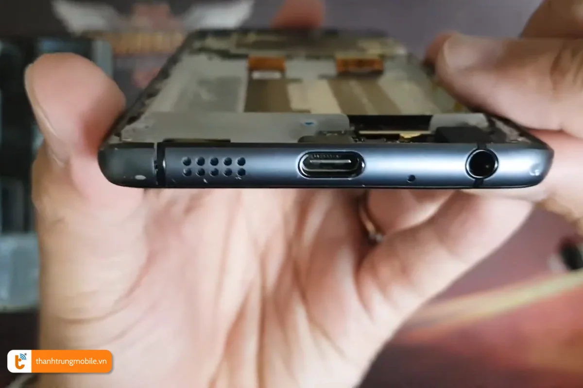 Quy trình thay cụm sạc Vsmart Active 1 tại Thành Trung Mobile