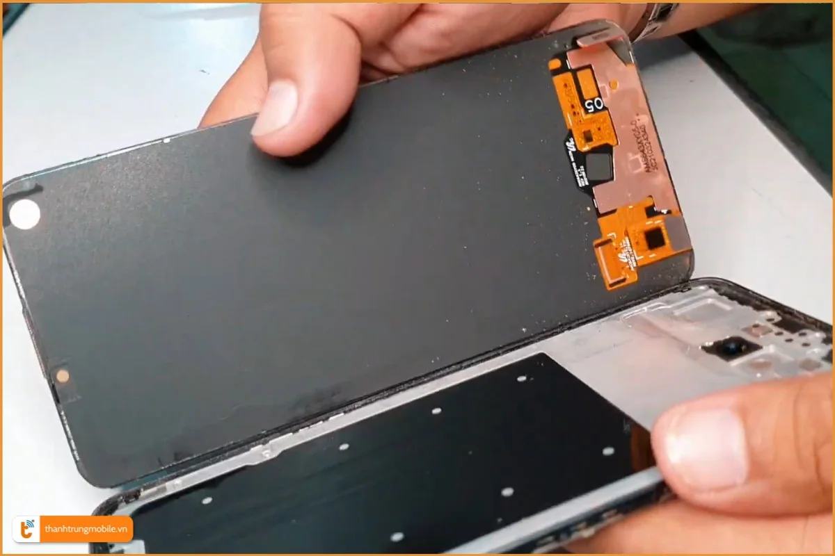Quy trình thay màn hình điện thoại Realme 8