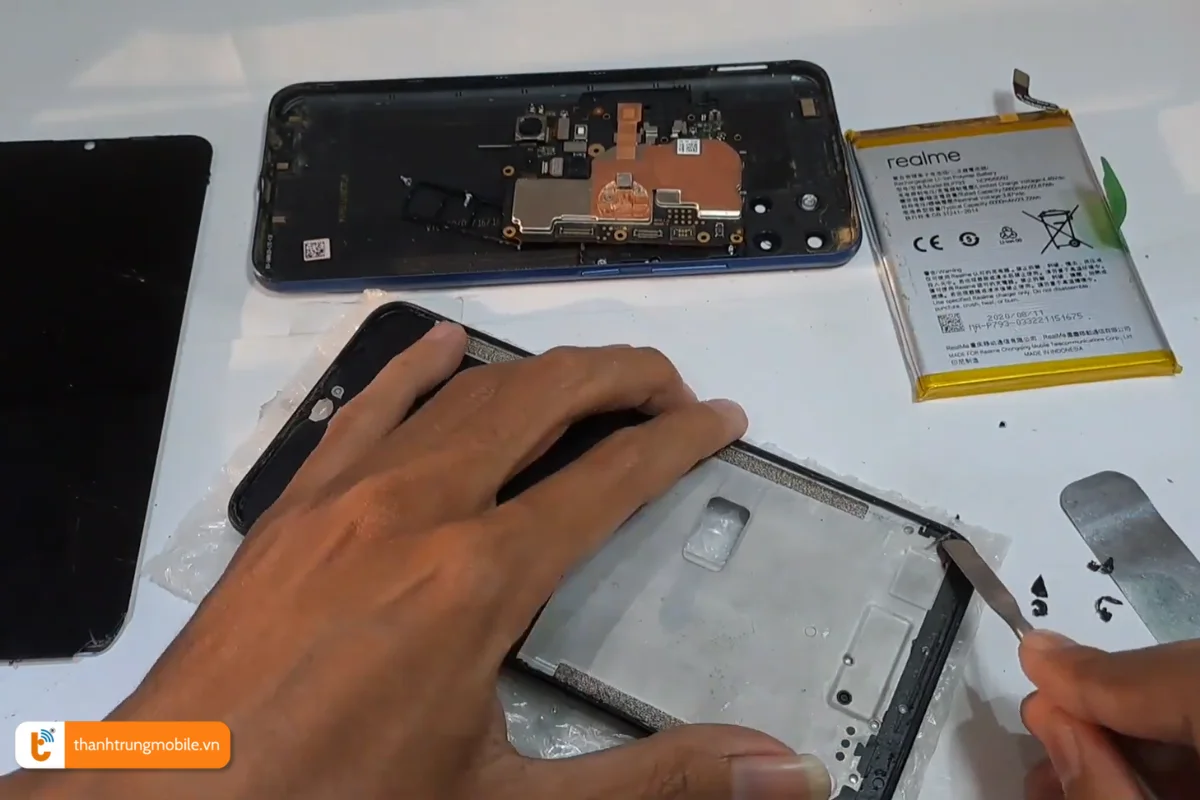 Quy trình thay màn hình điện thoại Realme C12 tại Thành Trung Mobile