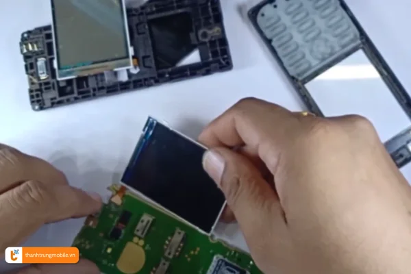 quy-trinh-thay-man-nokia-150-uy-tin-tai-thanh-trung-mobile