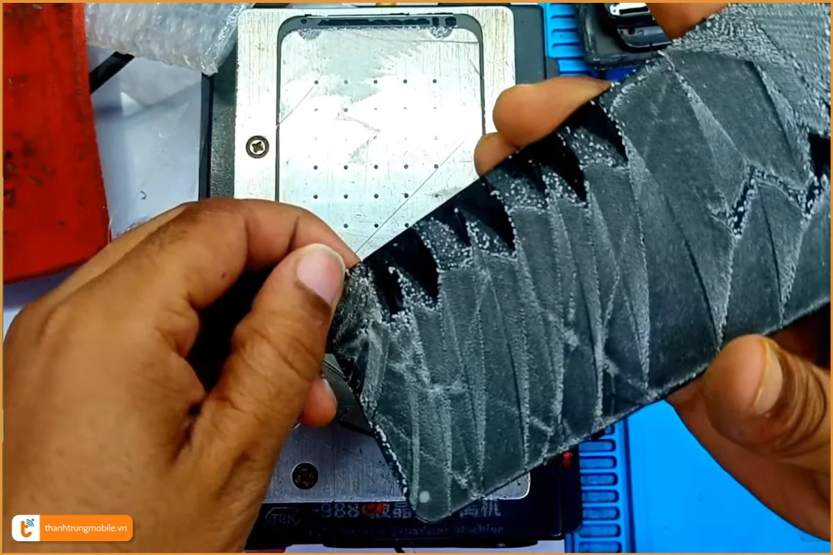 Quy trình thay mặt kính điện thoại Realme 8 Pro