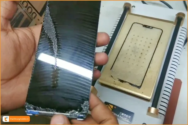 quy-trinh-thay-mat-kinh-realme-c1