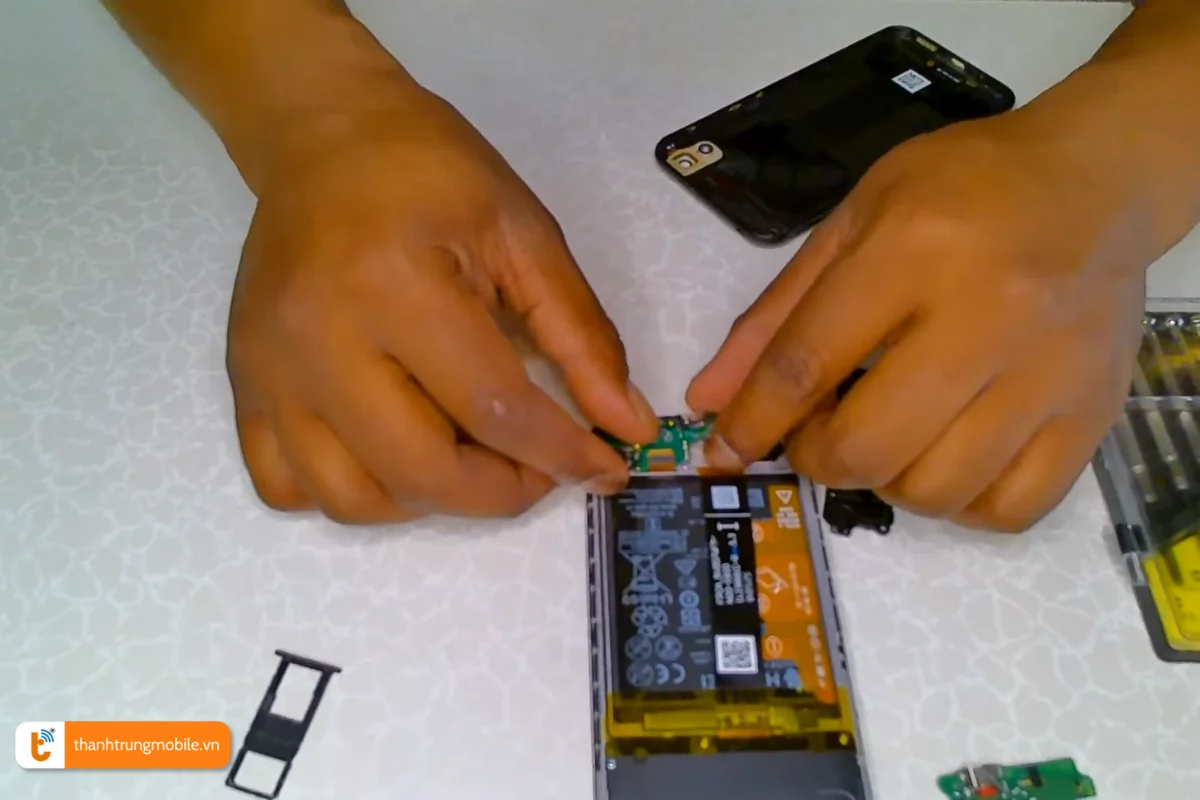 Quy trình thay thế chân sạc Huawei Y5 tại Thành Trung Mobile