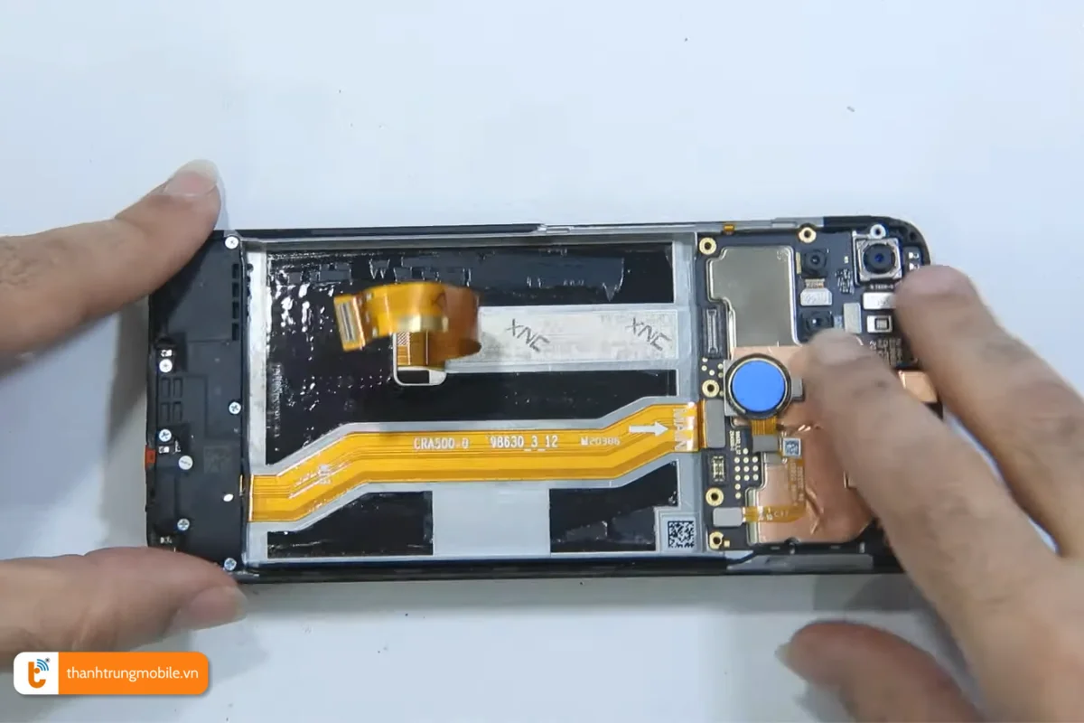 Quy trình thay thế chân sạc Realme C12 tại Thành Trung Mobile