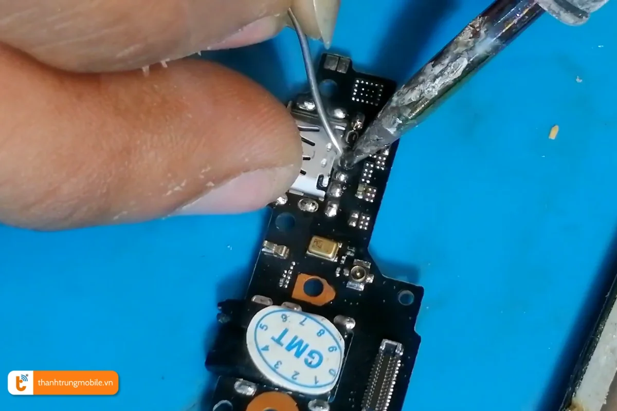 Quy trình thay thế cụm chân sạc Realme 5i tại Thành Trung Mobile