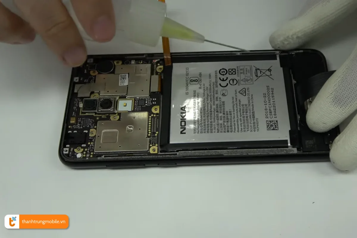 Quy trình thay thế pin Nokia X5 chính hãng tại Thành Trung Mobile 