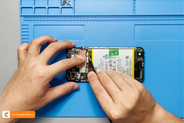quy-trinh-thay-the-pin-realme-9i-tai-thanh-trung-mobile