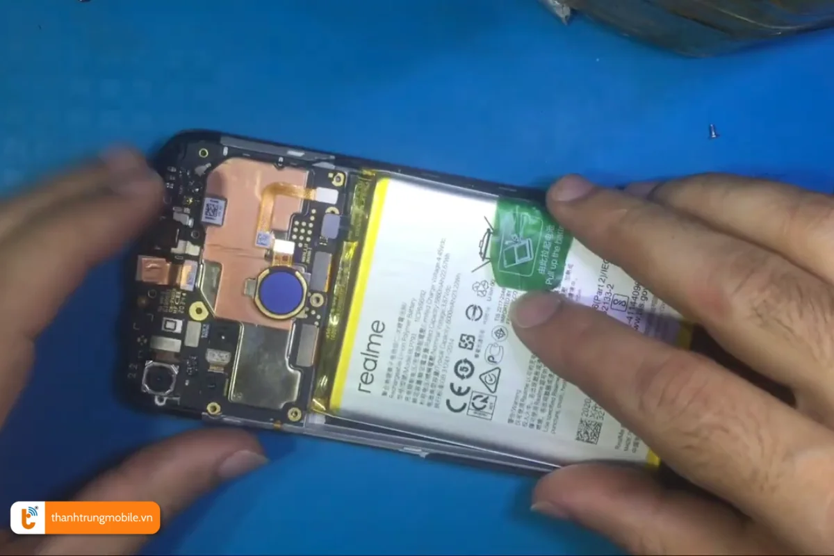 Chơi game thời gian dài cũng là một nguyên do gây chai pin Realme C12