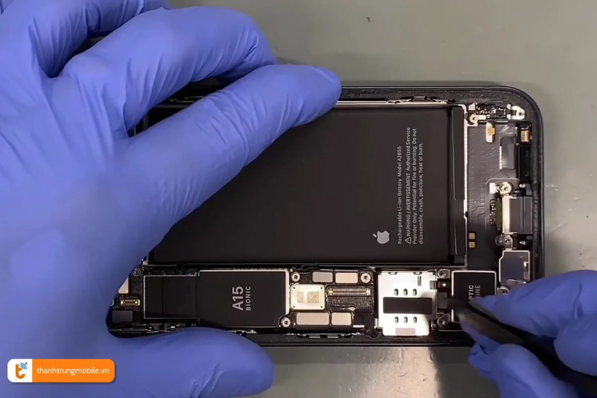 Quy trình thay thế rung iPhone 13 tại Thành Trung Mobile